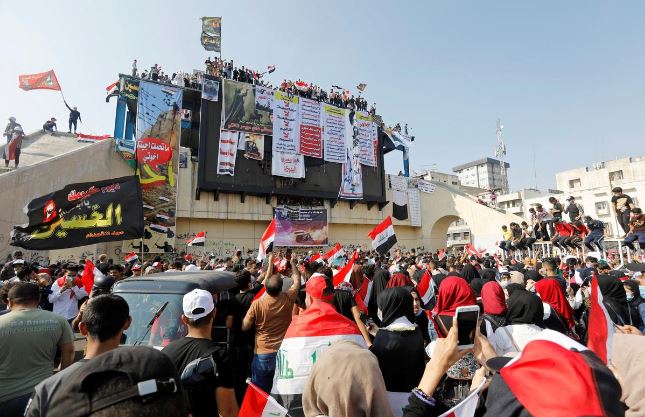 محتجون عراقيون مناهضون للحكومة في بغداد. تصوير: خالد الموصلي - رويترز.